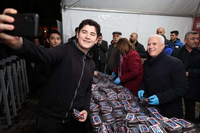 Bursa’nın dört ayrı noktasında kurduğu iftar sofralarında binlerce vatandaşı buluşturan