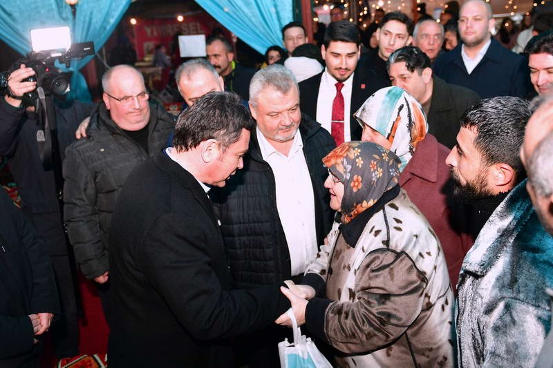 Osmangazi Belediyesi’nin Osmangazi Meydanı’nda kurduğu Ramazan Sokağı, her akşam düzenlenen