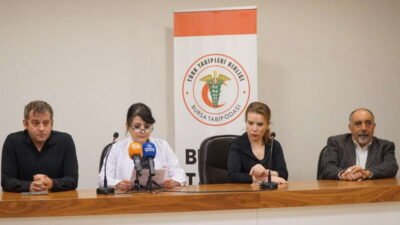 Bursa’da gerçekleşen sempozyumda kendisini onkolog ve profesör olarak tanıtarak konuşmacı