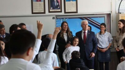 Sınıf başkanlığı seçimlerinde arkadaşlarına “Bursa Büyükşehir Belediye Başkanı Mustafa Bozbey’i