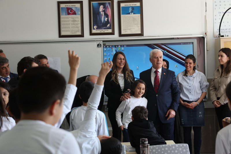 Sınıf başkanlığı seçimlerinde arkadaşlarına “Bursa Büyükşehir Belediye Başkanı Mustafa Bozbey’i