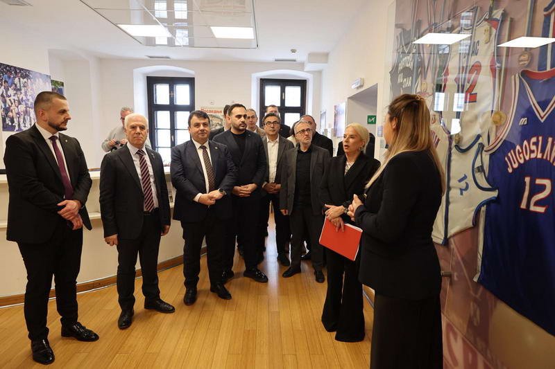 Bursa Büyükşehir Belediyesi’nin Sırbistan’ın Sancak bölgesindeki Priyepolye kentinde düzenlediği iftar