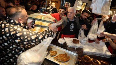 Bursa Büyükşehir Belediye Başkanı Mustafa Bozbey, Ramazan’ın bereketini Abdal Meydanı’nda