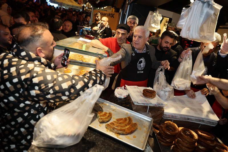 Bursa Büyükşehir Belediye Başkanı Mustafa Bozbey, Ramazan’ın bereketini Abdal Meydanı’nda