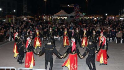 Nilüfer Belediyesi’nin Cumhuriyet Meydanı’nda düzenlediği Nilüfer Ramazan Sokağı, Artvinliler Buluşması’na