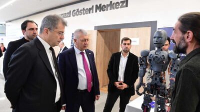 Osmangazi Belediyesi’nin düzenlediği Girişimcilik Zirvesi, iş dünyasının deneyimli isimleri ile