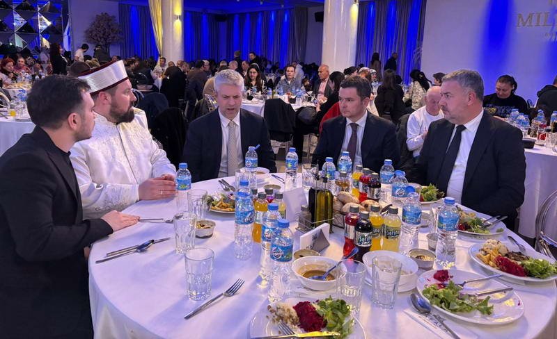 Ramazan’ın bereketini Bulgaristan’ın Varna kentinde soydaşlarla paylaşan Osmangazi Belediye Başkanı