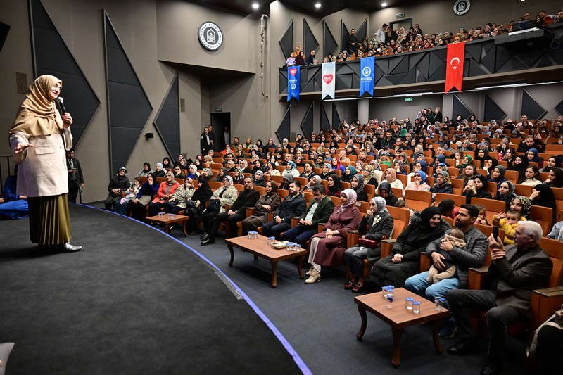 Bursa'da ‘Huzurlu Ailenin Sırları’ üstüne konuşan Saliha Erdim; aile içi