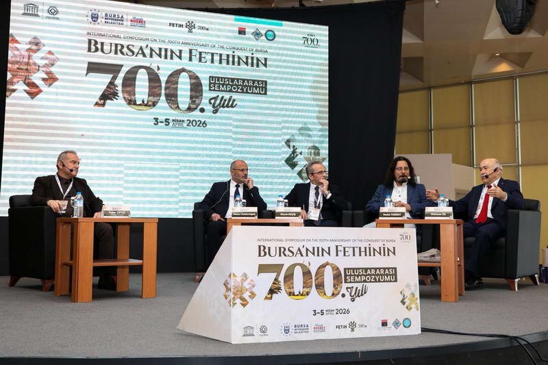 Bursa Büyükşehir Belediyesi’nin düzenlediği ‘Bursa’nın Fethi’nin 700. Yılı Uluslararası Sempozyumu’nda,