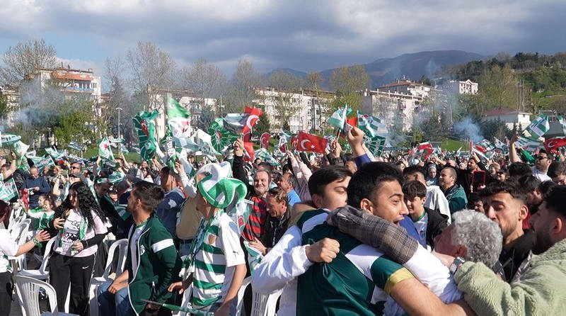 Bursaspor, evinde oynadığı maçta Somaspor’u 5-1 mağlup ederek bitime bir