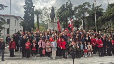 Eğitim-İş Şube Başkanı Özkan Rona, milli egemenliğin önemine dikkat çekerken,