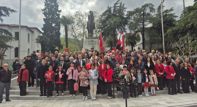 Eğitim-İş Şube Başkanı Özkan Rona, milli egemenliğin önemine dikkat çekerken,