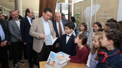 Bursa 23. Kitap Fuarı’nı ziyaret eden Osmangazi Belediye Başkanı Erkan