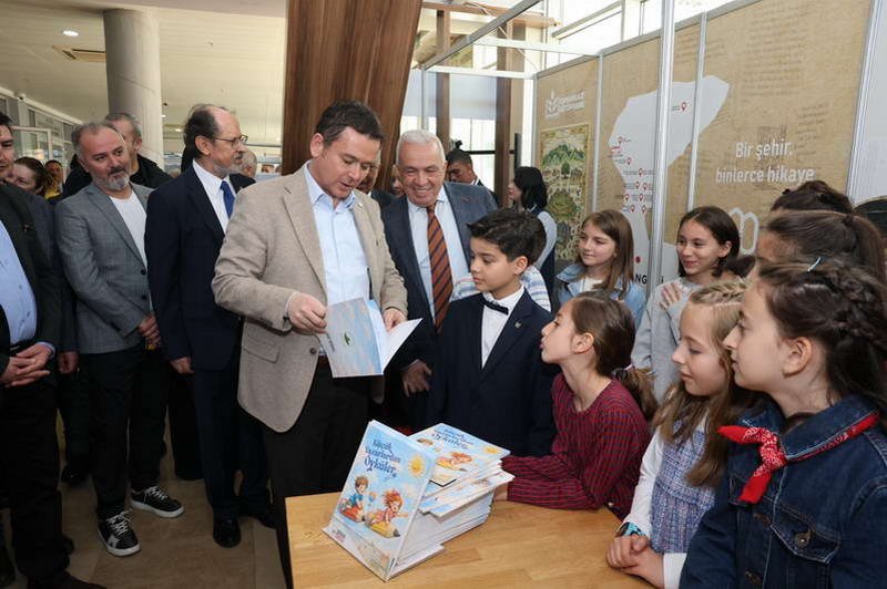 Bursa 23. Kitap Fuarı’nı ziyaret eden Osmangazi Belediye Başkanı Erkan