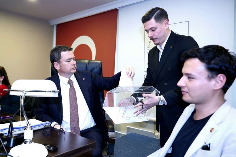 Meclis toplantısında, Bursa Büyükşehir Belediye Başkanı Mustafa Bozbey’in tutuklanma kararına