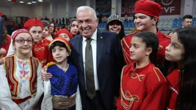 Nilüfer 24. Uluslararası Spor Şenlikleri törenle başladı. Öğrencilerin gösterileriyle renklenen