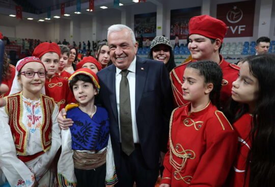 Nilüfer 24. Uluslararası Spor Şenlikleri törenle başladı. Öğrencilerin gösterileriyle renklenen