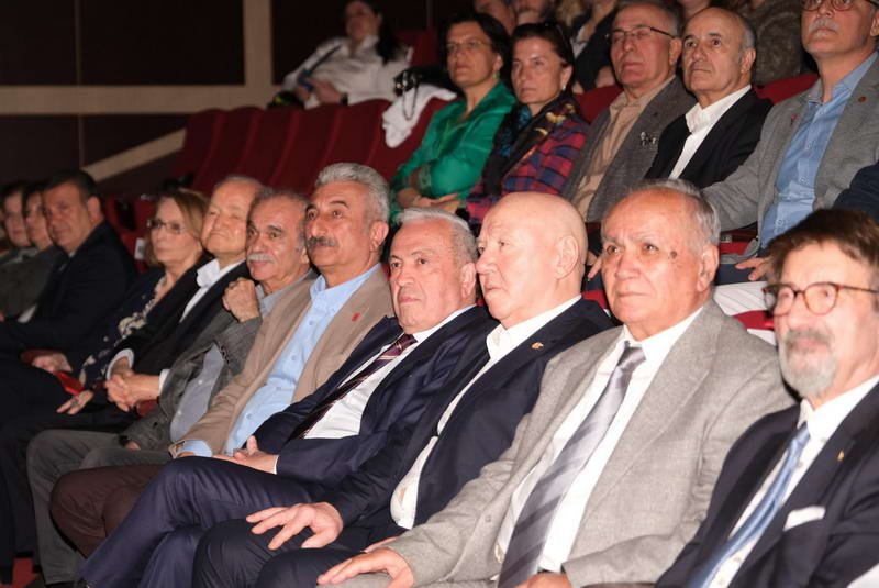 Yönetmenliğini Gazeteci Tayfun Çavuşoğlu’nun üstlendiği belgeselin görüntü yönetmenliğini Mustafa Özgör,