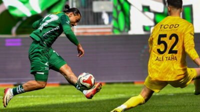 TFF 2ç Lig Beyaz Grup'ta şampiyonluğa koşan Bursaspor deplasmandan 3