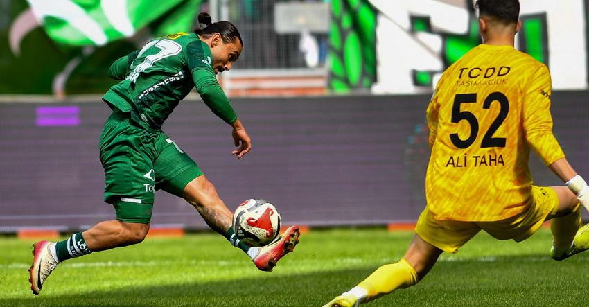 TFF 2ç Lig Beyaz Grup'ta şampiyonluğa koşan Bursaspor deplasmandan 3