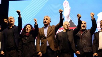 Bursa Büyükşehir Belediyesi binası önünde yeniden toplanan yurttaşlara seslenen Cumhuriyet