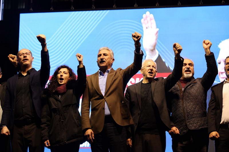 Bursa Büyükşehir Belediyesi binası önünde yeniden toplanan yurttaşlara seslenen Cumhuriyet