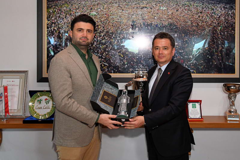 Bursaspor Kulübü Başkanı Enes Çelik’e şampiyonluktan ötürü tebrik ziyareti gerçekleştiren