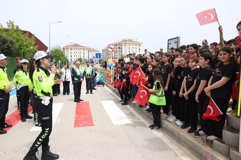 Nilüfer Belediyesi, Kızılcıklı Mahallesi’nde trafik güvenliği açısından risk oluşturan sokağı,