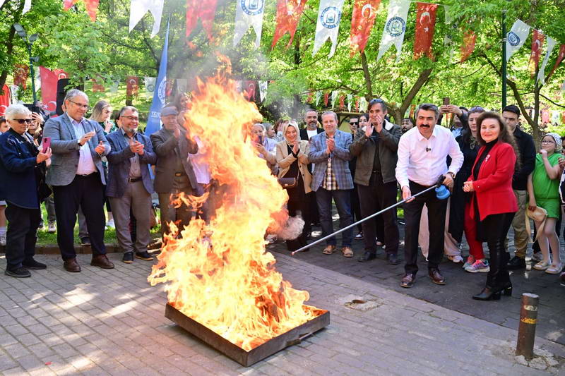 Yıldırım Belediyesi tarafından düzenlenen geleneksel Hıdırellez Şenlikleri,  renkli görüntülere sahne