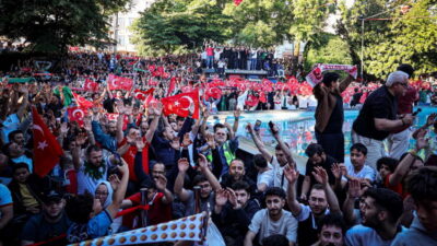 Binlerce Bursalı, Bursa Büyükşehir Belediyesi tarafından Tarihi Ulu Cami önündeki