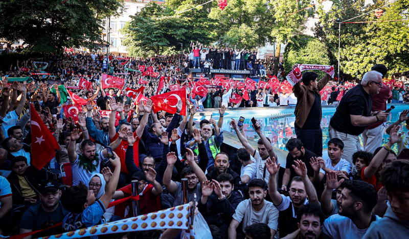 Binlerce Bursalı, Bursa Büyükşehir Belediyesi tarafından Tarihi Ulu Cami önündeki