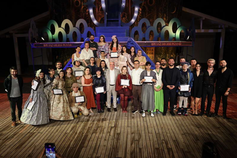 Genç NKT oyuncuları, William Shakespeare’in kaleme aldığı “Bir Yaz Gecesi