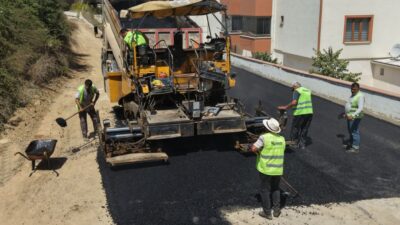 &Ccedil;alışmaları yerinde inceleyen Ş&uuml;kr&uuml; Deviren, ekiplerden bilgi aldı. İncelemeler sırasında