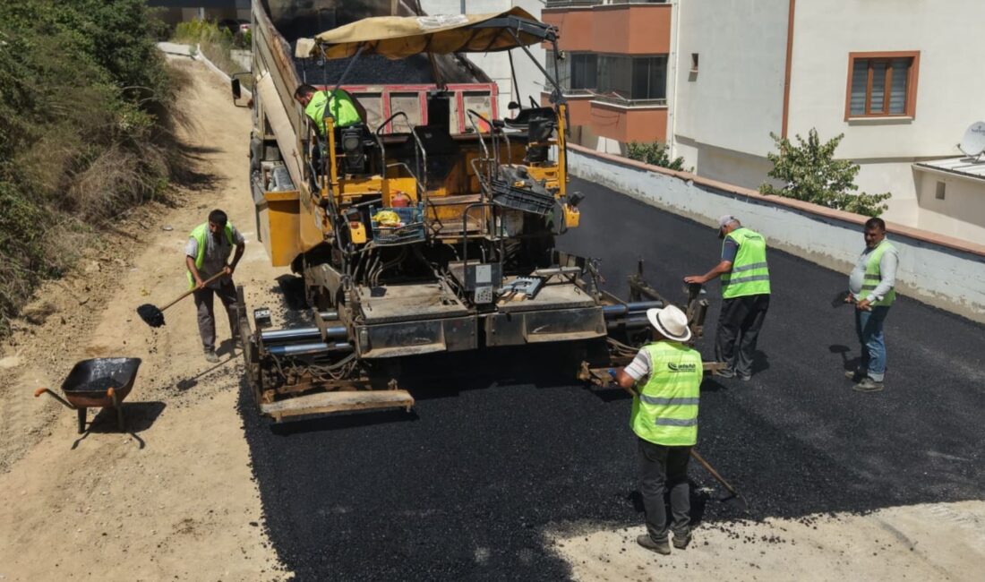 Çalışmaları yerinde inceleyen Gemlik Belediye Başkanı Şükrü Deviren, ekiplerden bilgi