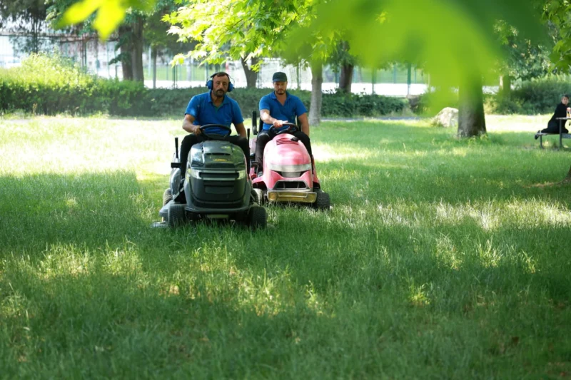 Osmangazi Belediyesi Park ve Bah&ccedil;eler M&uuml;d&uuml;rl&uuml;ğ&uuml; ekipleri, park ve bah&ccedil;elerde