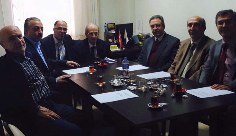 Bazı insanlar vardır; yaşadıkları döneme sadece tanıklık etmez, yaşadıkları kente