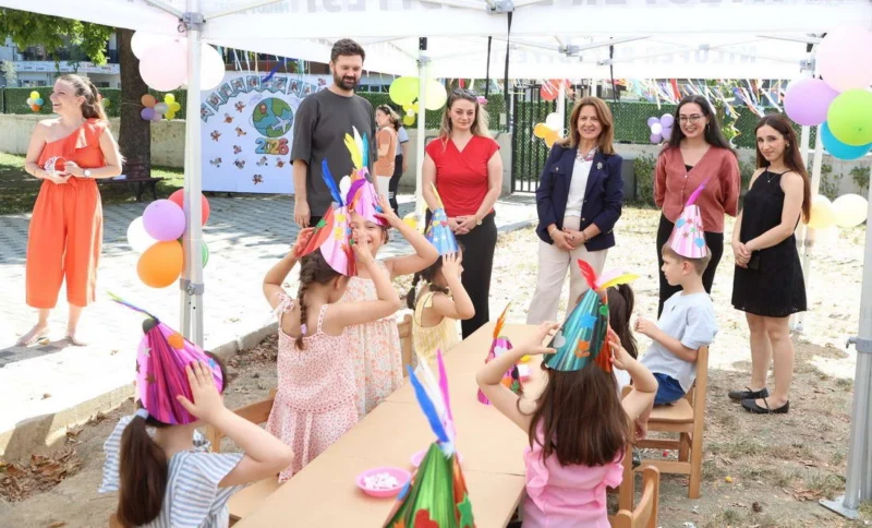 Nilüfer Belediyesi’nin kreşlerinde eğitim alan minik öğrenciler karne sevinci yaşadı.