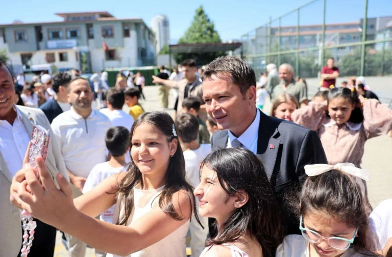 Karne heyecanı yaşayan öğrencilerle bir araya gelen Osmangazi Belediye Başkanı