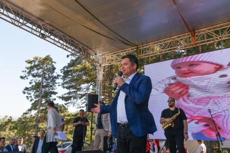 Osmangazi Belediye Başkanı Erkan Aydın, Rumeli Dernekleri Federasyonu (RUMELİFED) tarafından