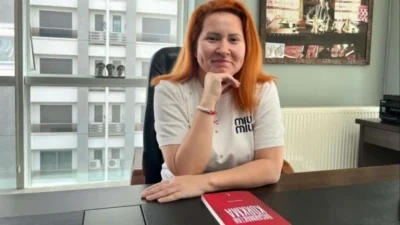 Yazın en güzel anlarından biri; denizin sesi, havuz başında huzurlu
