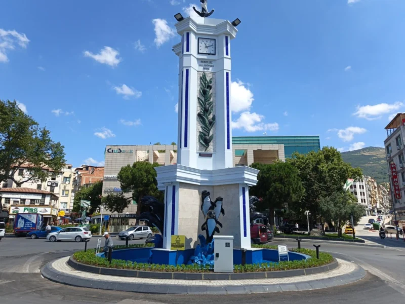 Gemlik Belediyesi, ilçe merkezinin kalbi konumundaki Çarşı Meydanı’nda bulunan Saat
