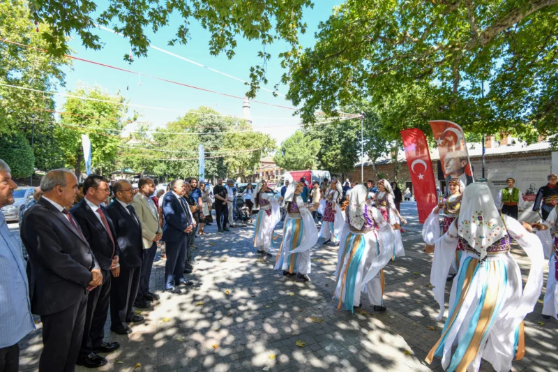 Orhan Camii ile Ulu Cami arasında gerçekleştirilen lansmana Osmangazi Belediye