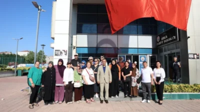 Kültür turu kapsamında mahallede yaşayan yaklaşık 30 kadın, Bursa’nın önemli