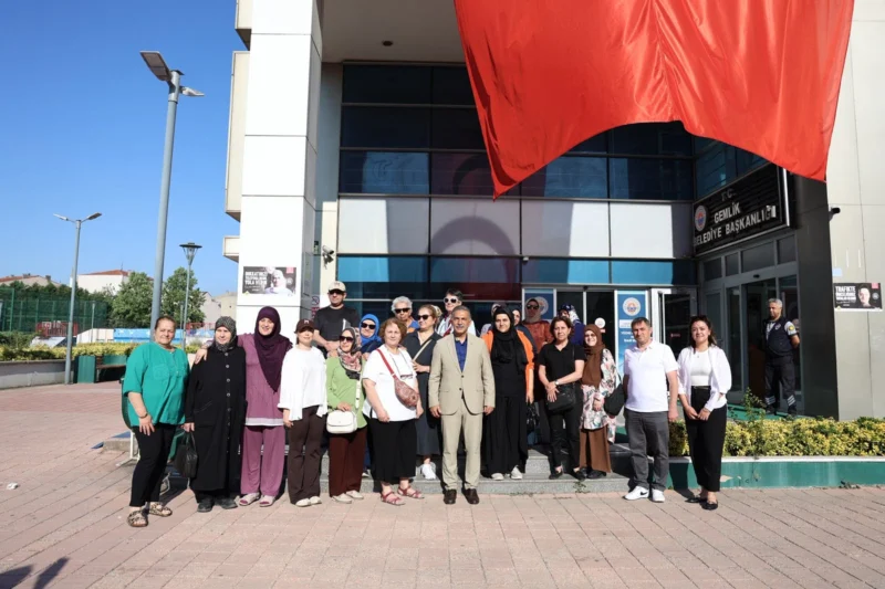 Kültür turu kapsamında mahallede yaşayan yaklaşık 30 kadın, Bursa’nın önemli