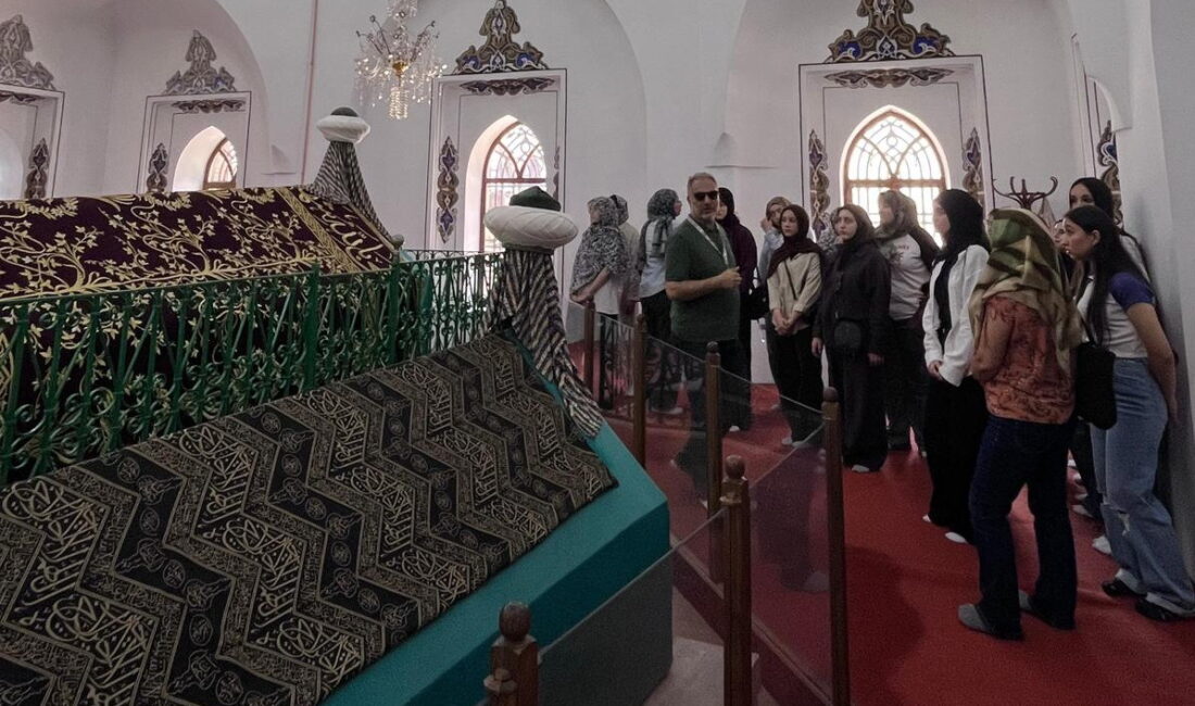 Yıldırım Belediyesi 'Adım Adım Kadim Bursa’ projesi ile gençleri kentin