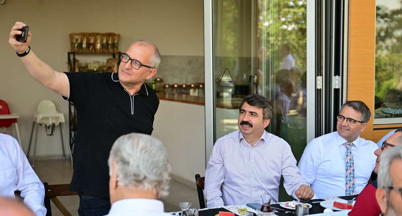 Yıldırım Belediye Başkanı Oktay Yılmaz, mahallelerin ihtiyaç ve taleplerini değerlendirmek