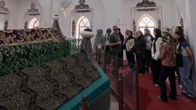 Yıldırım Belediyesi 'Adım Adım Kadim Bursa’ projesi ile gençleri kentin