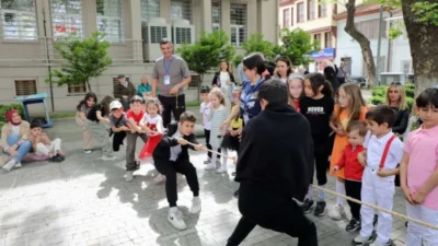 Mudanya Belediyesi, çocukların yaz tatilini sanat, oyun ve üretimle geçirmeleri