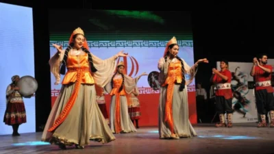Altın Karagöz ödülü için yarışan yabancı halk dansları ekipleri, yarı