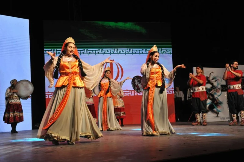Altın Karagöz ödülü için yarışan yabancı halk dansları ekipleri, yarı